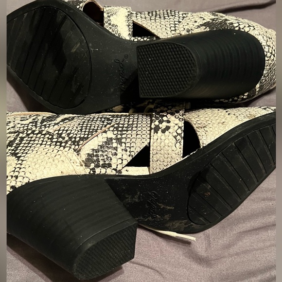 Qupid (Miss Lola) Snakeskin Booties Size 8.5 - Picture 3 of 5